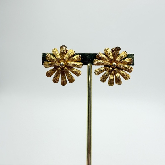 Vintage Gold Tone Flower Shaped Clip On Earrings - Picture 3 of 6